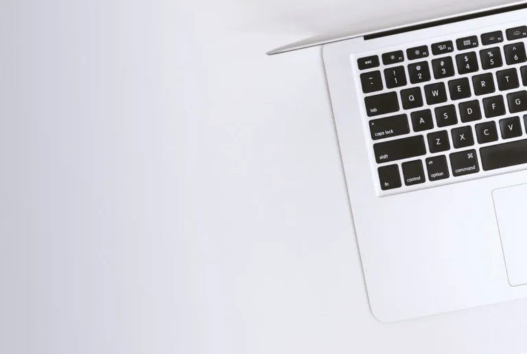 É possível carregar o notebook pela entrada USB?